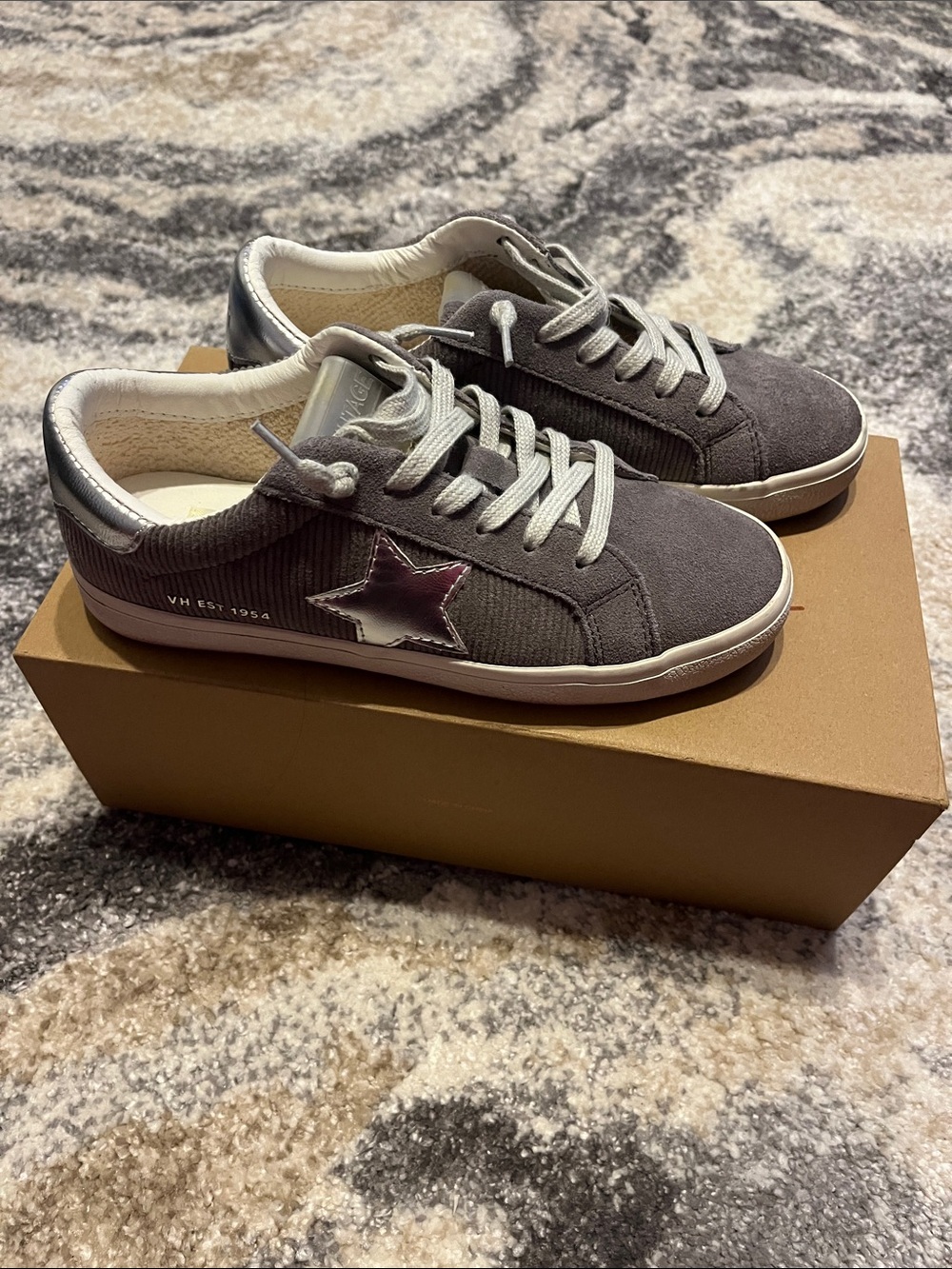 Women’s Vintage Havanas Juliette sneakers size 6 good condition